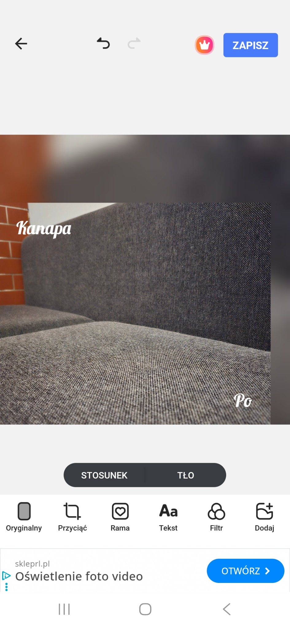 Szara kanapa z bliska, z widoczną teksturą materiału. W tle fragment ceglanej ściany. Dodano napisy 'Kanapa' i 'Po', sugerujące efekt czyszczenia.