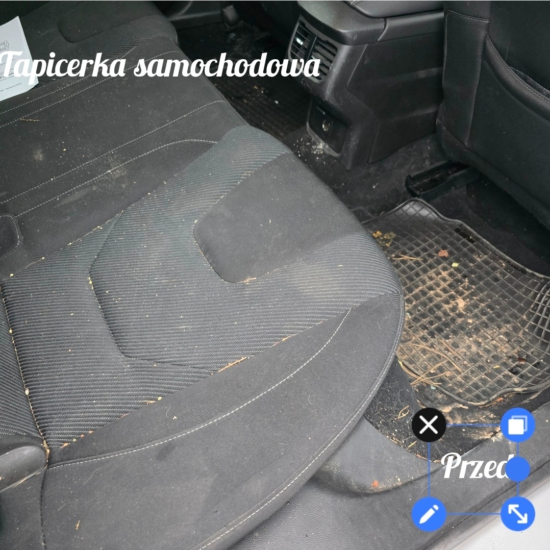 Brudna, tekstylna tapicerka samochodowa z widocznymi okruchami i zabrudzeniami na siedzeniu oraz gumowej wycieraczce. Zdjęcie 'przed' czyszczeniem.