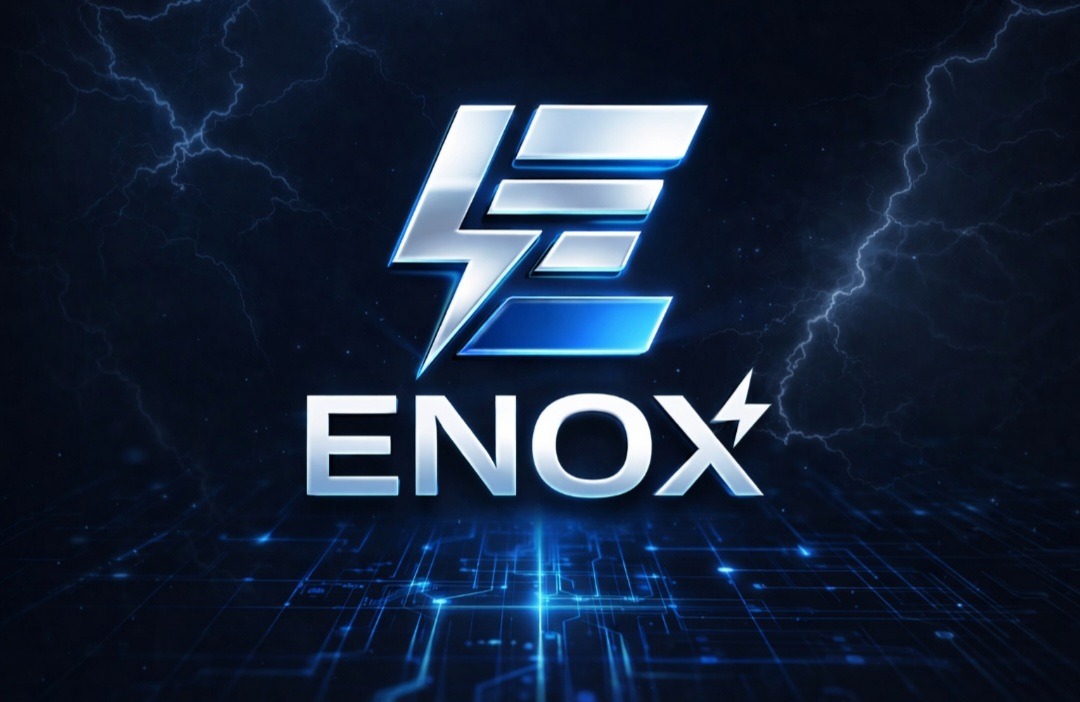 Graficzne logo 'ENOX' z symbolem błyskawicy na tle ciemnego, futurystycznego obwodu elektrycznego i efektami wyładowań atmosferycznych w tle.