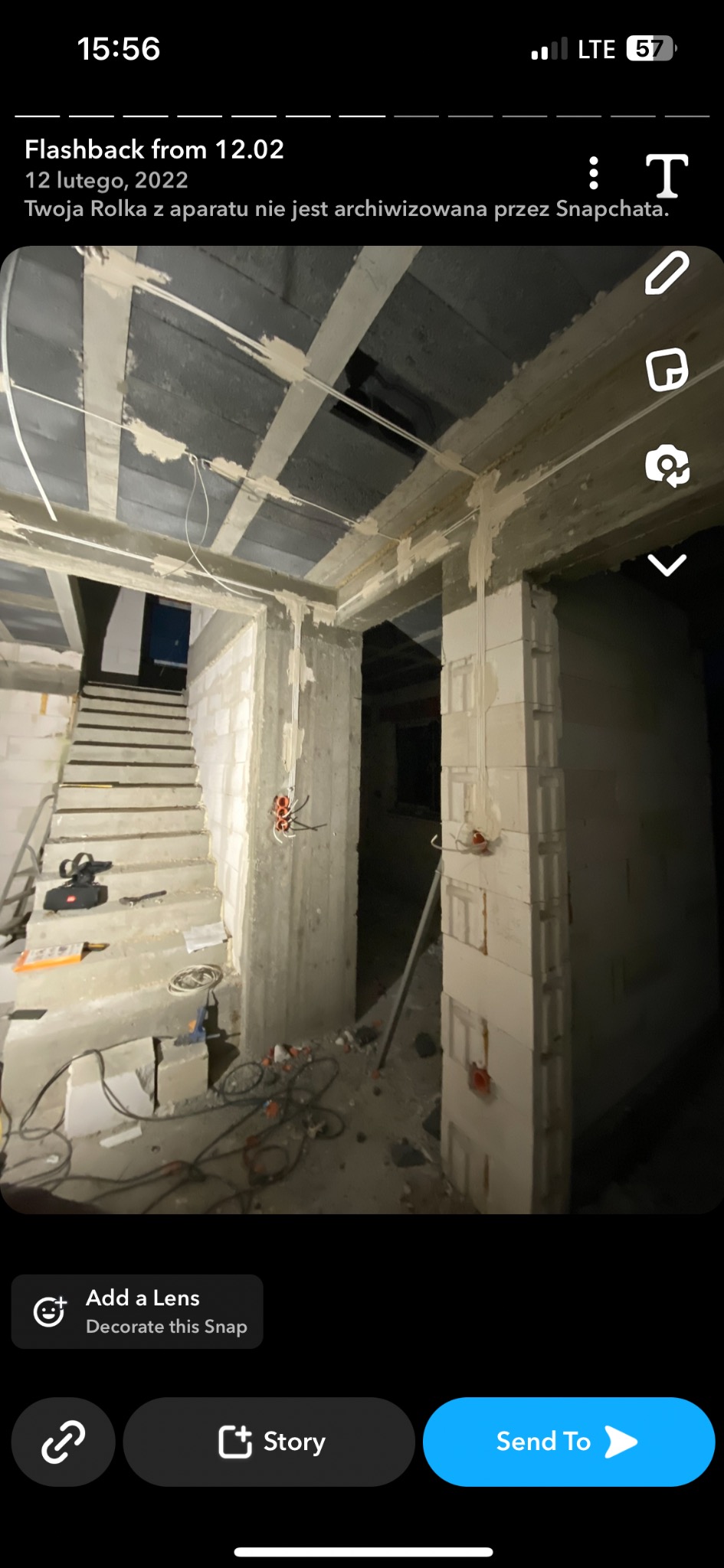 Wnętrze w trakcie prac instalacyjnych: widoczne kable elektryczne w ścianach z betonu komórkowego, surowy strop i schody. Etap przed wykończeniem.