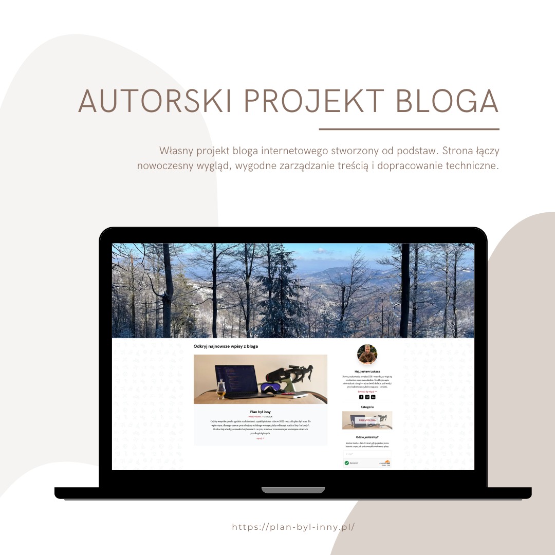 Laptop prezentuje autorski projekt bloga z górskim tłem w nagłówku. Widoczny interfejs strony z wpisami i panelem bocznym. Adres URL bloga na dole ekranu.