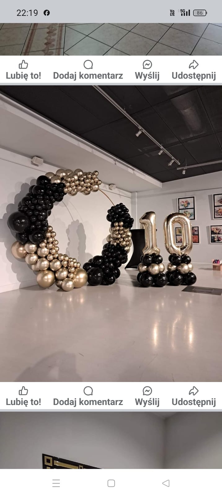 Dekoracja balonowa na 10. urodziny: złote i czarne balony uformowane w okrąg i cyfry, ustawione na błyszczącej podłodze w jasnym wnętrzu.