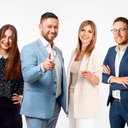 TOBIS NIERUCHOMOŚCI SPÓŁKA Z OGRANICZONĄ ODPOWIEDZIALNOŚCIĄ - Zespół doradców finansowych w eleganckich strojach, uśmiechnięci i pewni siebie, prezentują profesjonalizm i gotowość do pomocy klientom.