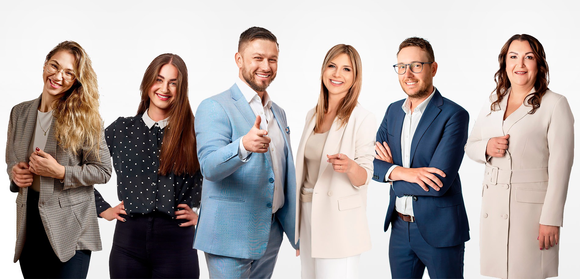 Zespół doradców finansowych w eleganckich strojach, uśmiechnięci i pewni siebie, prezentują profesjonalizm i gotowość do pomocy klientom.