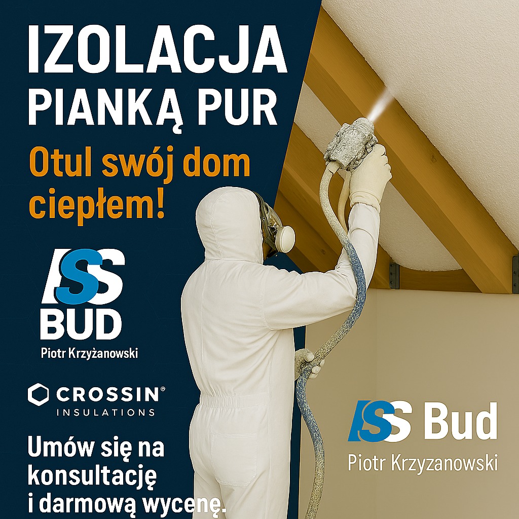 Aplikacja pianki PUR na poddaszu przez pracownika w kombinezonie ochronnym. Widoczna dysza natryskowa i fragment konstrukcji dachu. Reklama firmy z logo i hasłem.
