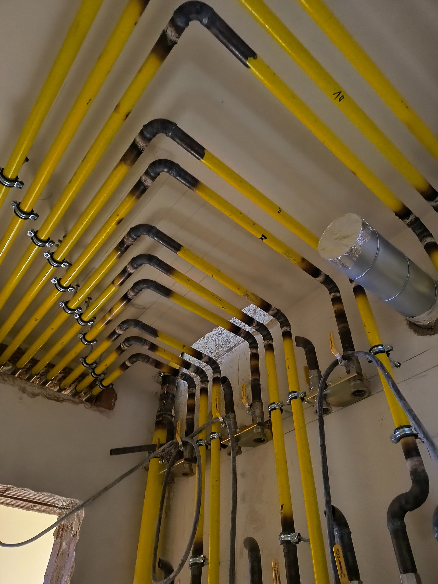 Rozległa instalacja gazowa do mieszkań w budynku wielorodzinnym