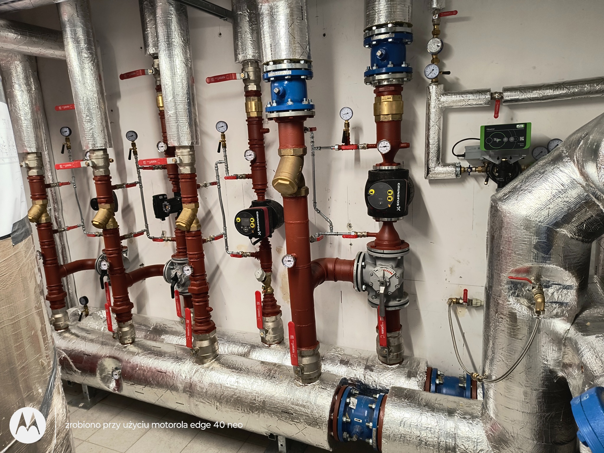 Wykonanie , uzbrojenie i włączenie rozdzielaczy instalacji grzewczej