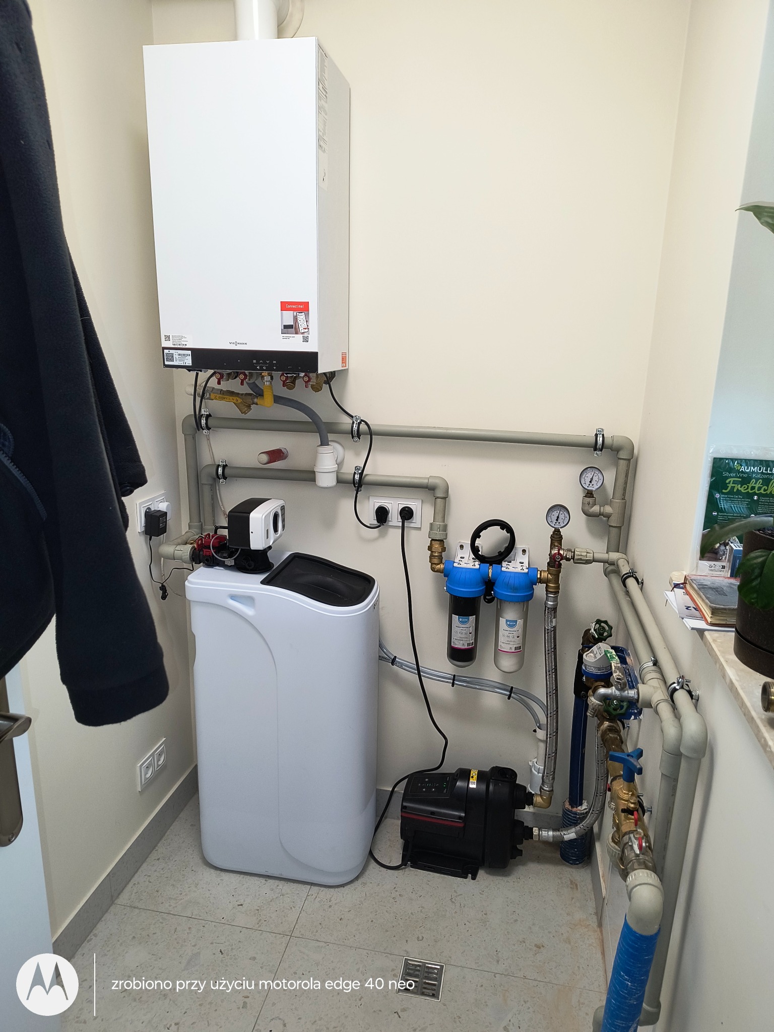 Montaz filtrów wody, stacji zmiękczającej i pompy podnoszącej ciśnienie wody z sieci.