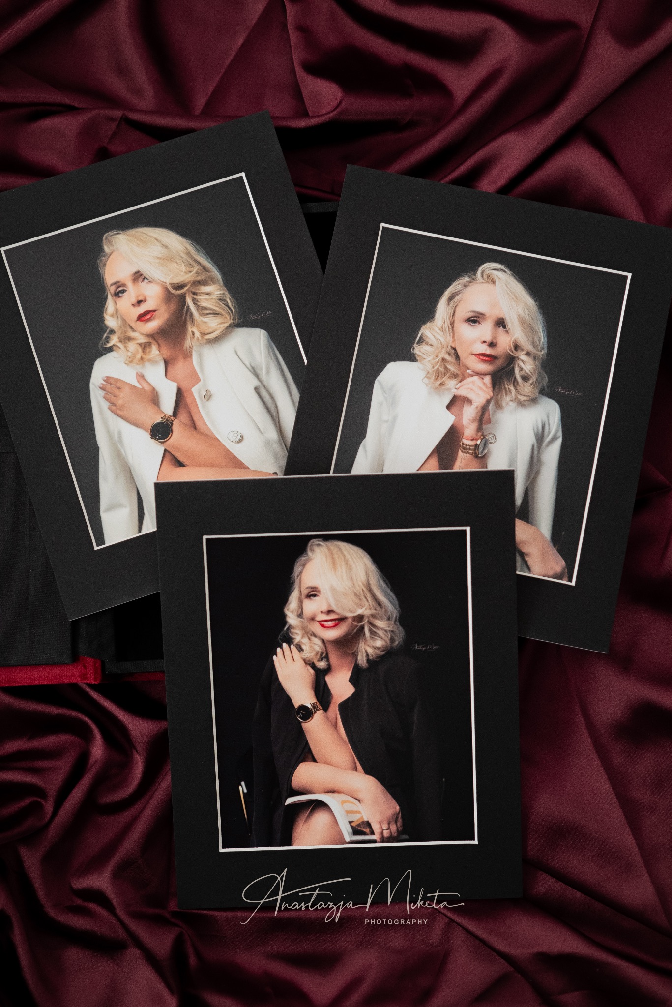 Trzy oprawione portrety kobiety z blond włosami, w różnych pozach i strojach, na tle bordowej tkaniny. Widoczne logo fotografa.