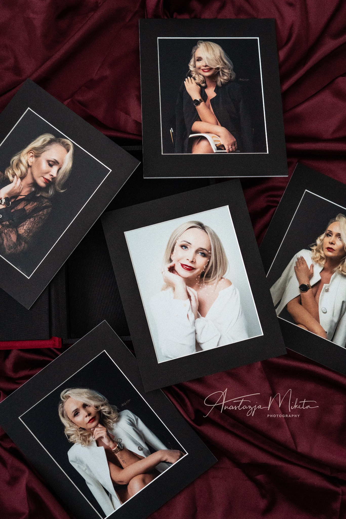 Zestaw oprawionych portretów blondwłosej kobiety na burgundowym tle, prezentujących różne stylizacje i ujęcia, z widocznym logo fotografa.