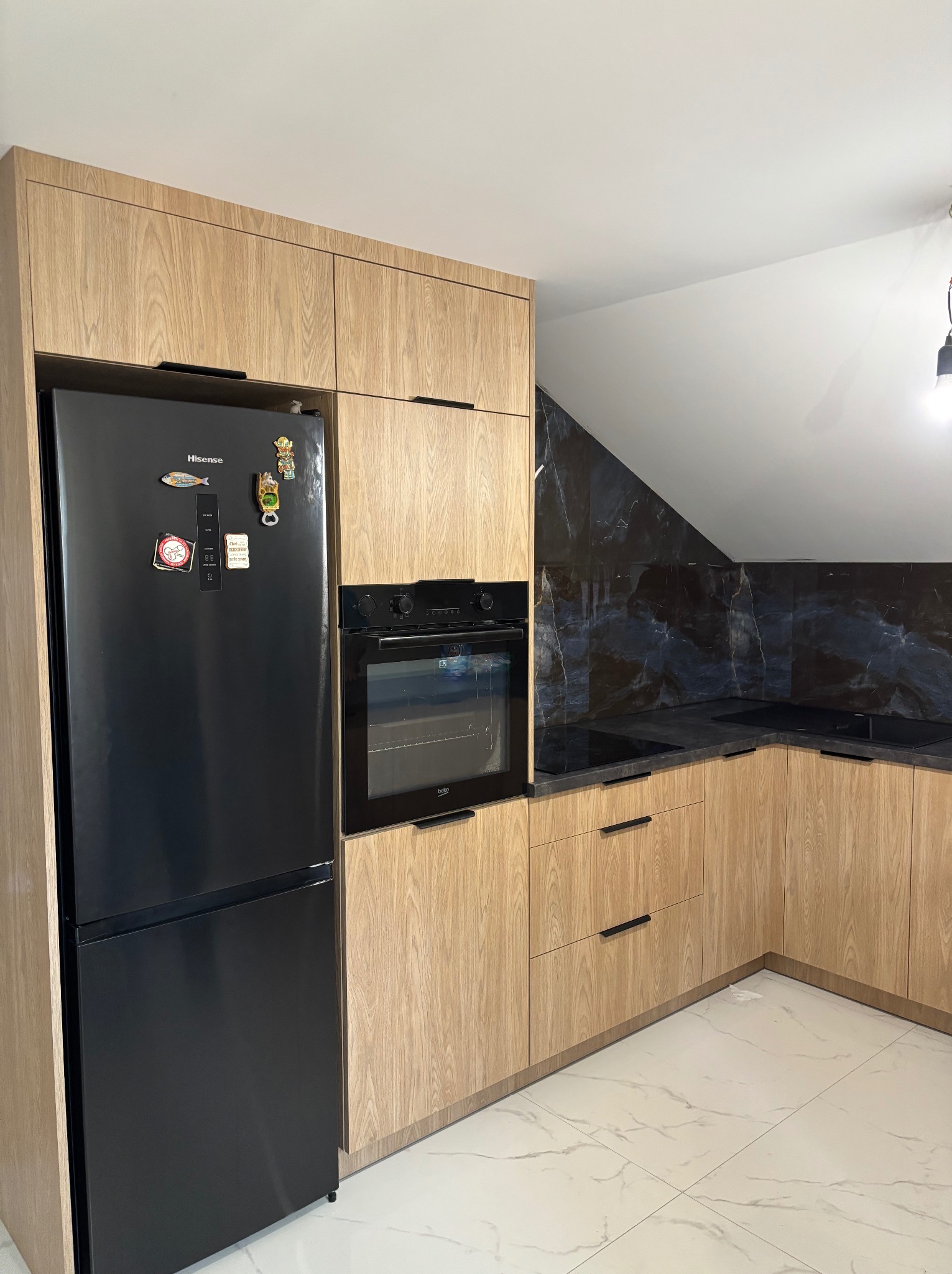 Prosta kuchenna zabudowa na wymiar z frontami zachowującymi usłojenie