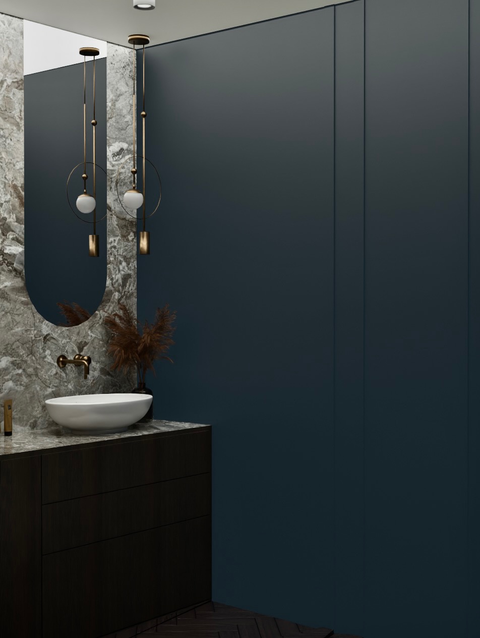 Nowoczesna łazienka z umywalką nablatową, marmurową ścianą i minimalistycznym oświetleniem. Ciemne, eleganckie szafki pod umywalką i ciemnoniebieska ściana.