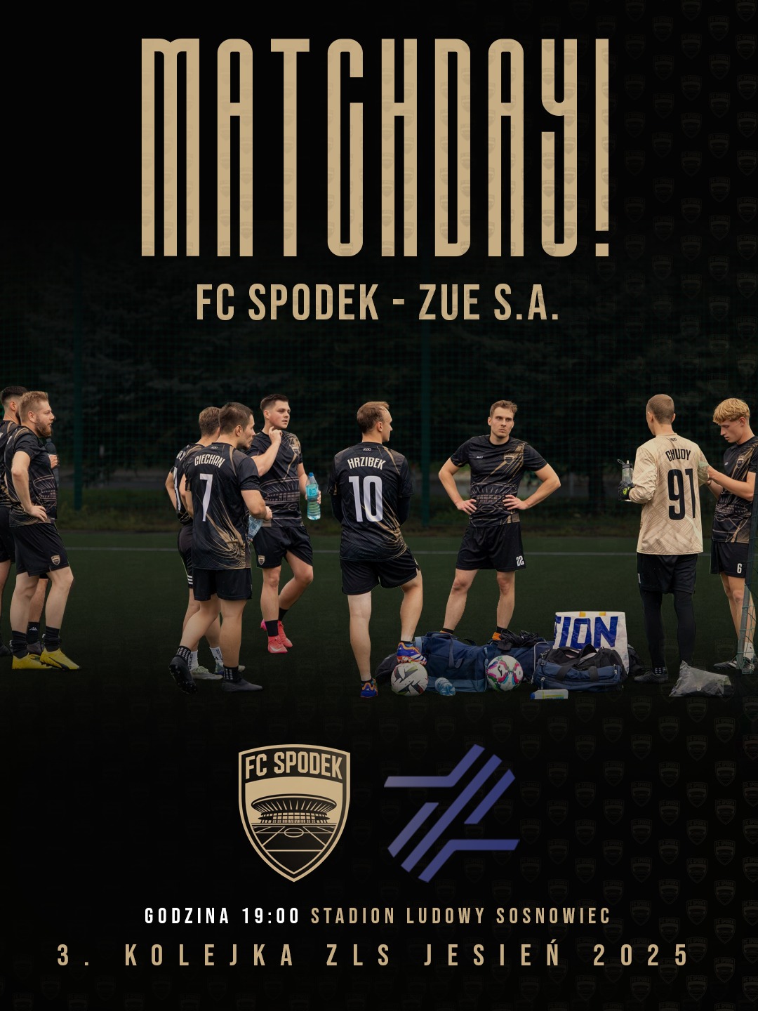 Plakat meczowy: drużyna FC Spodek na tle boiska, z logo klubu, datą i miejscem wydarzenia. Napis 'MATCHDAY!' w górnej części plakatu.