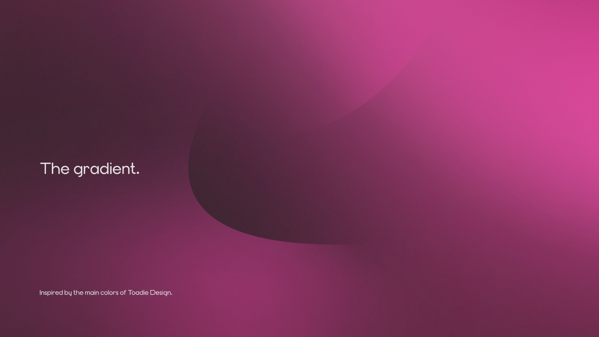 Abstrakcyjne tło z gradientem w odcieniach fuksji i purpury, z subtelnym, ciemniejszym elementem w kształcie łuku i tekstem 'The gradient.'