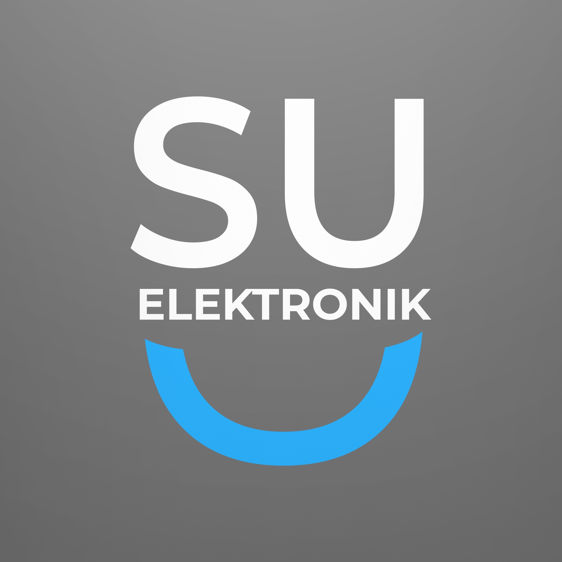 Minimalistyczne logo 'SU Elektronik' na szarym tle. Białe litery 'SU' nad napisem 'ELEKTRONIK' i niebieskim łukiem, tworzącym uśmiech.