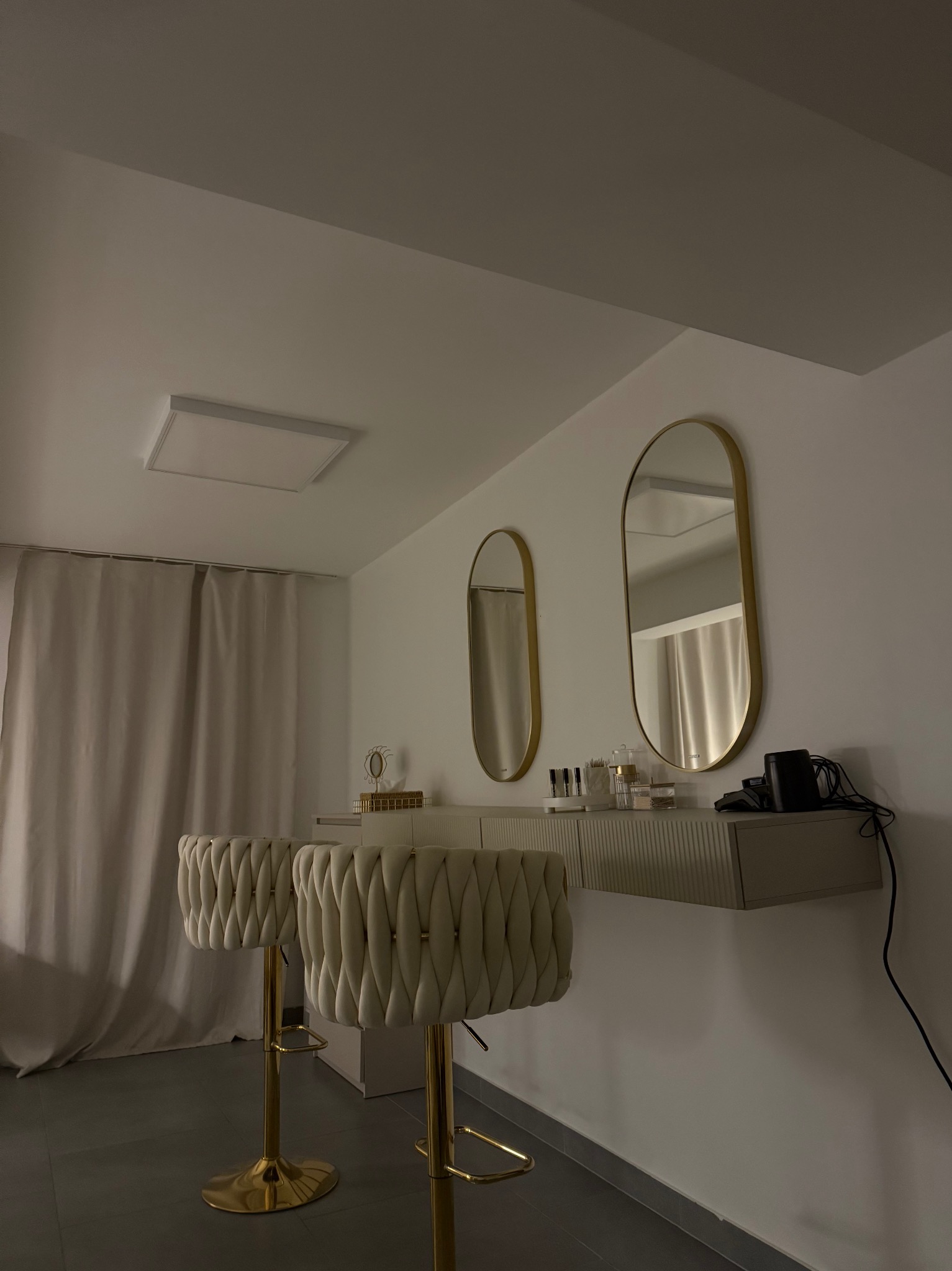 Montaż mebli o powieszenie luster