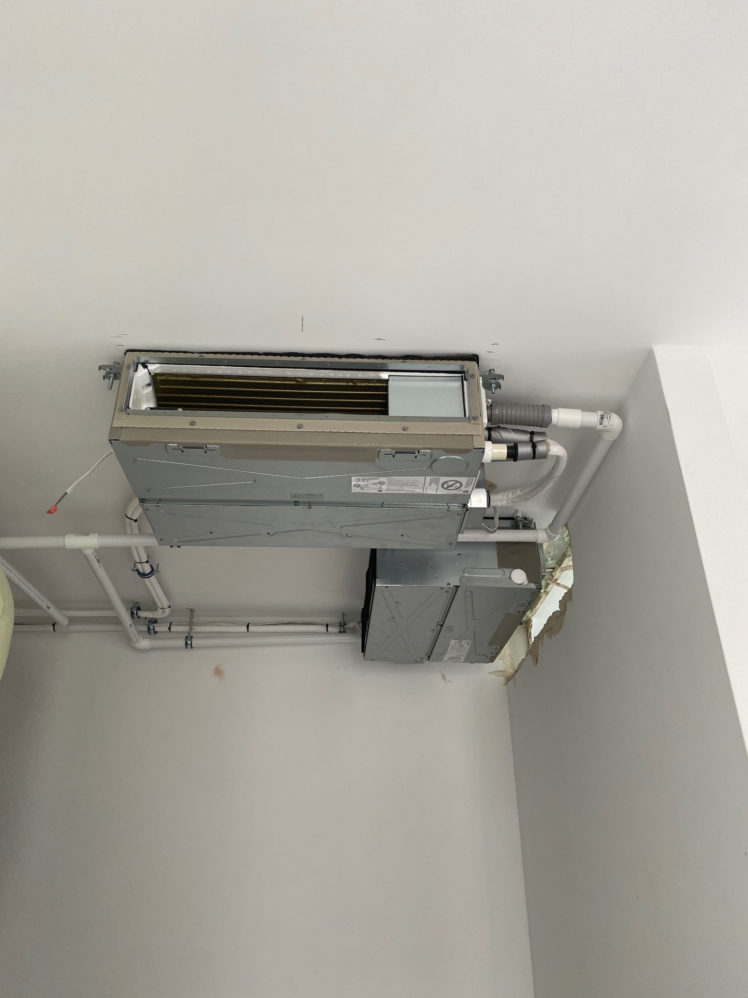 klimatyzacja kanałowa mini-vrf, wraz z wykończeniem finalnym (kratką nawiewną)