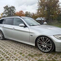 Zewnętrzne modyfikacje:
-Felgi BMW Styling 403
-Przód: amortyzatory M-Pakietowe + sprężyny Eibach (obniżające)
-Tył: amortyzatory Monroe + sprężyny Eibach (obniżające)
-Downpipe - poprawione brzmienie i przepływ spalin
-Wymieniony środkowy i końcowy t