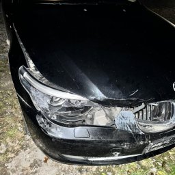 BMW E60 po naprawie powypadkowej.
W aucie zostały wymienione uszkodzone elementy nadwozia, w tym:
 • maska
 • przedni zderzak,
 • prawa lampa,
 • prawy błotnik.

Naprawa wykonana została zgodnie ze standardami, z dbałością o spasowanie elementów i e