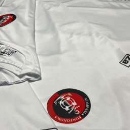 HEKATE Personalizacja odzieży kraśnik - Białe koszulki z nadrukiem logo 'Kompania Pontonowa' i małym logo 'za' w rogu, ułożone warstwami, widoczne detale nadruku i materiału.