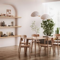 Jasne drewniane krzesła i stół w minimalistycznej jadalni z drewnianą podłogą. Na ścianie półki z dekoracjami. Nad stołem wiszą lampy o organicznym kształcie.