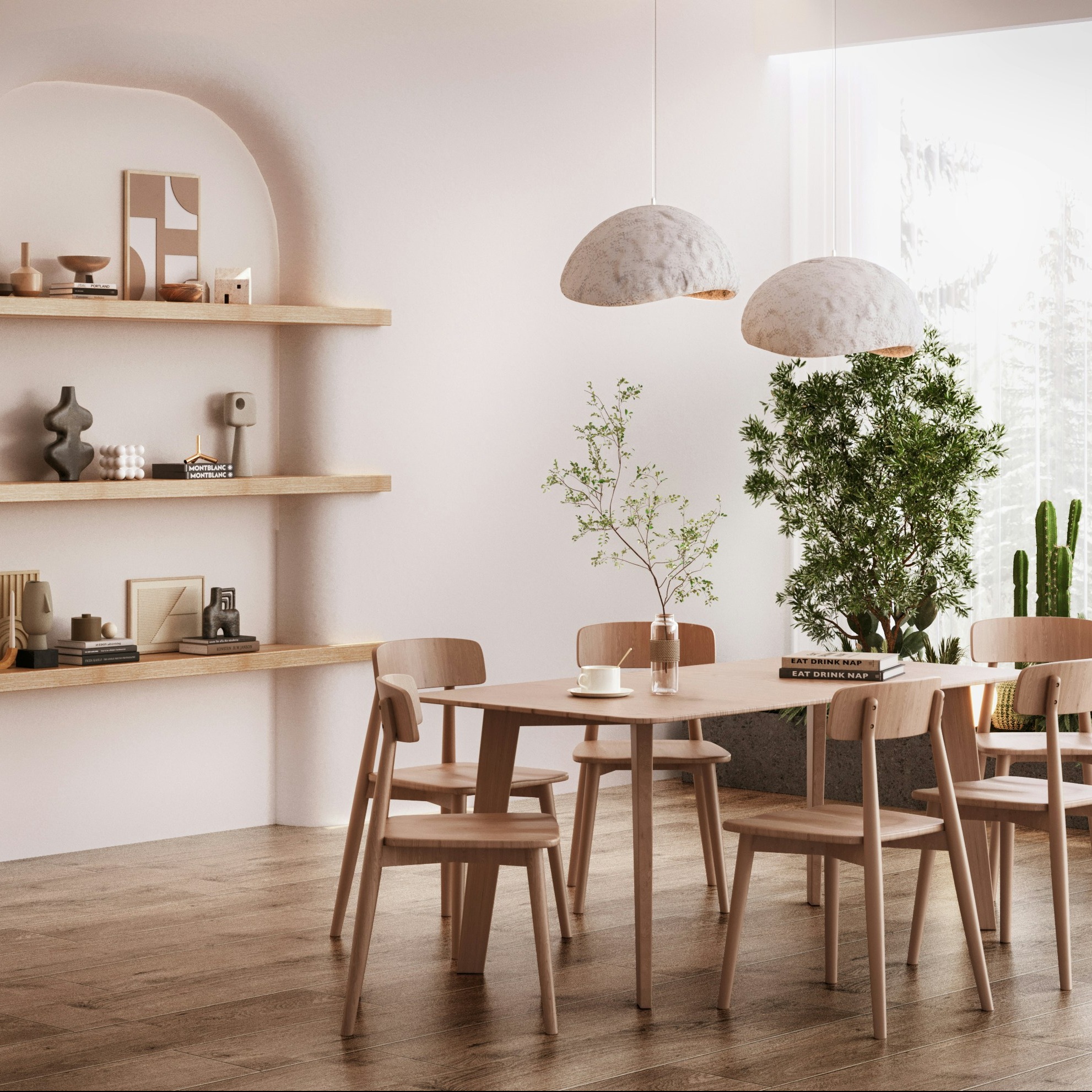 Jasne drewniane krzesła i stół w minimalistycznej jadalni z drewnianą podłogą. Na ścianie półki z dekoracjami. Nad stołem wiszą lampy o organicznym kształcie.