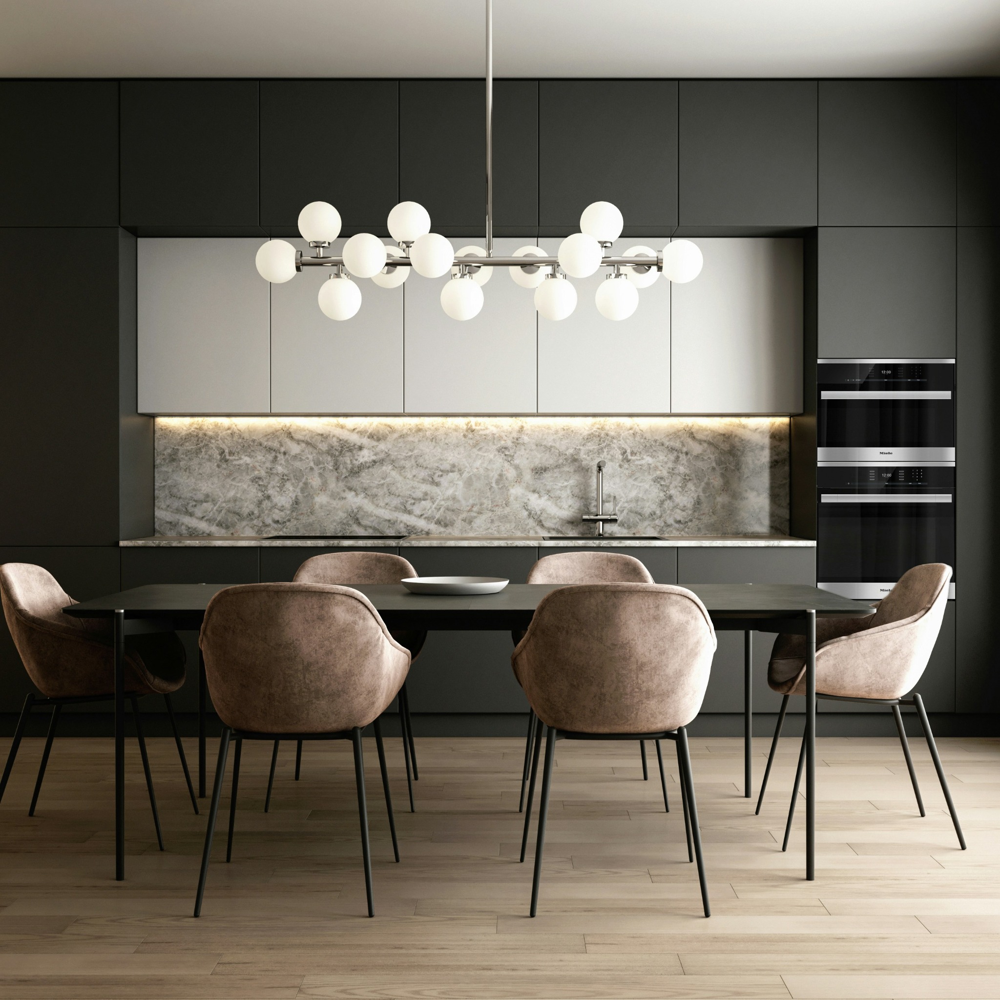 Nowoczesna jadalnia z ciemnymi szafkami, marmurowym blatem i designerską lampą. Krzesła tapicerowane w odcieniach beżu. Parkiet z jasnego drewna. Minimalistyczny design.