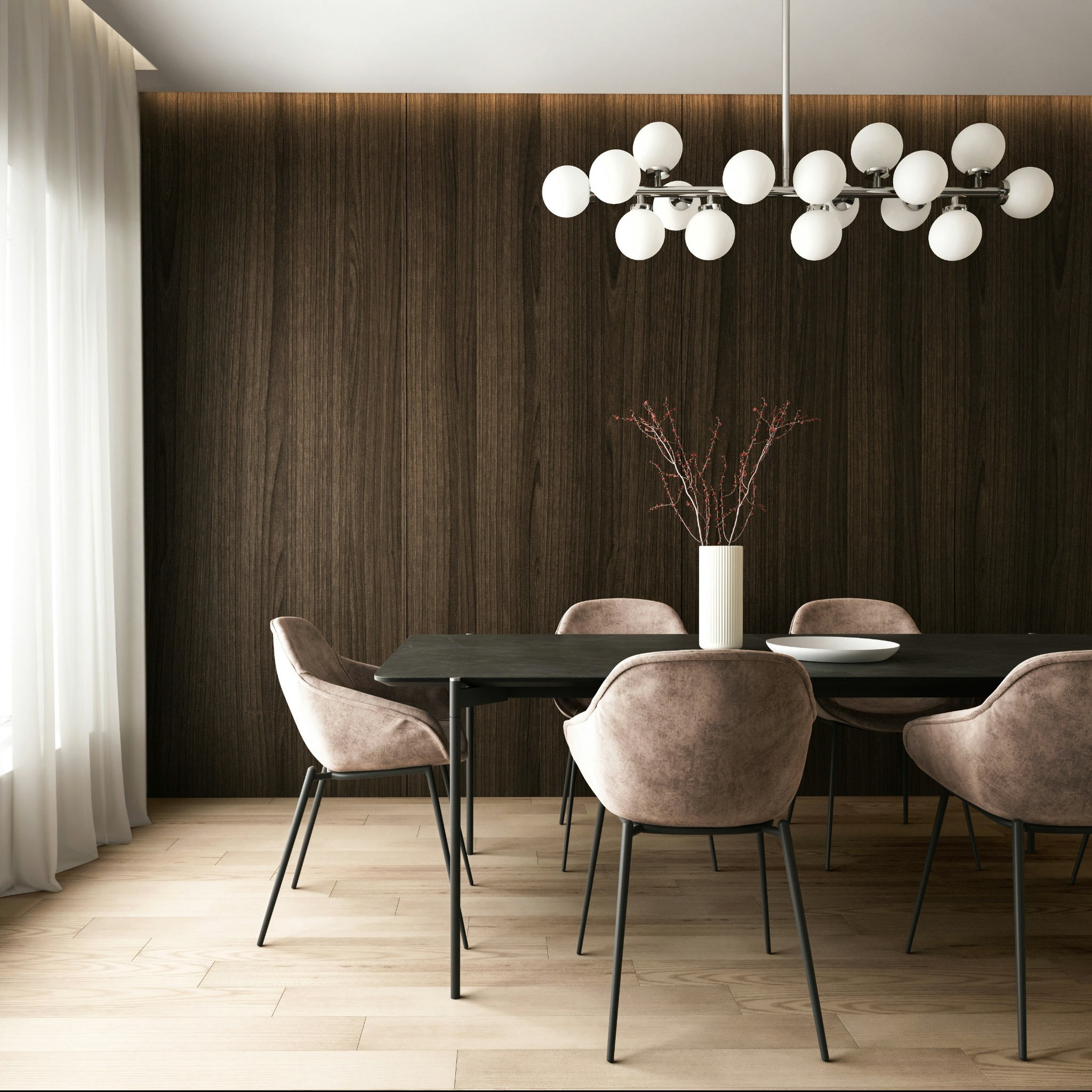 Nowoczesna jadalnia: ciemne drewno na ścianie, jasna podłoga, stół z krzesłami w odcieniach beżu i designerska lampa sufitowa z białymi kulami.