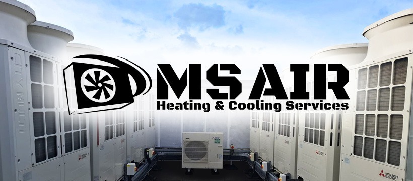 Instalacja klimatyzacji komercyjnej na dachu z logo firmy MSAIR. Widoczne jednostki zewnętrzne Mitsubishi Electric i wentylatory. Błękitne niebo w tle.