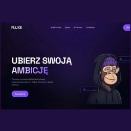 WebMaker - Strona internetowa z ciemnym motywem, prezentująca kolekcję streetwear z grafiką małpy w bluzie i czapce. Napis 'Ubierz swoją ambicję'.