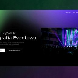 WebMaker - Strona internetowa z nagłówkiem 'Ekskluzywna Fotografia Eventowa'. Zdjęcie z konferencji, scena oświetlona reflektorami, prelegent na scenie, publiczność.