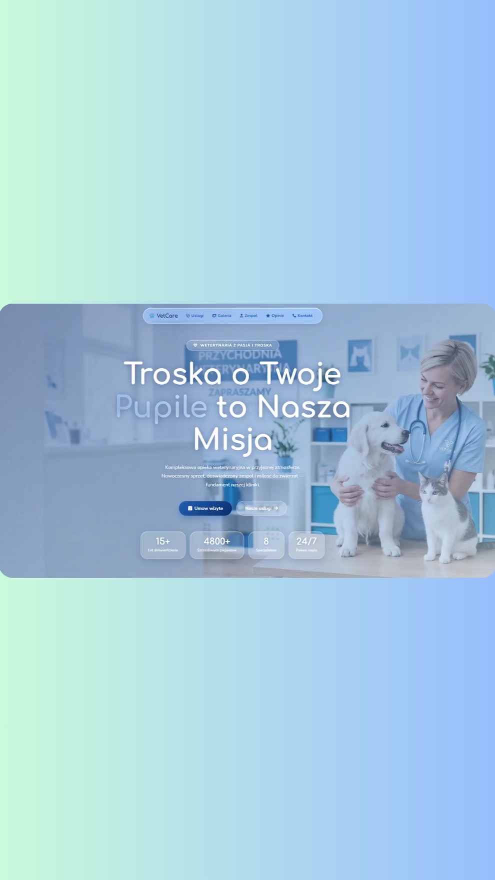 Strona internetowa weterynarza VetCare z hasłem 'Troska o Twoje Pupile to Nasza Misja', prezentująca uśmiechniętą lekarkę z psem i kotem na tle jasnego wnętrza.