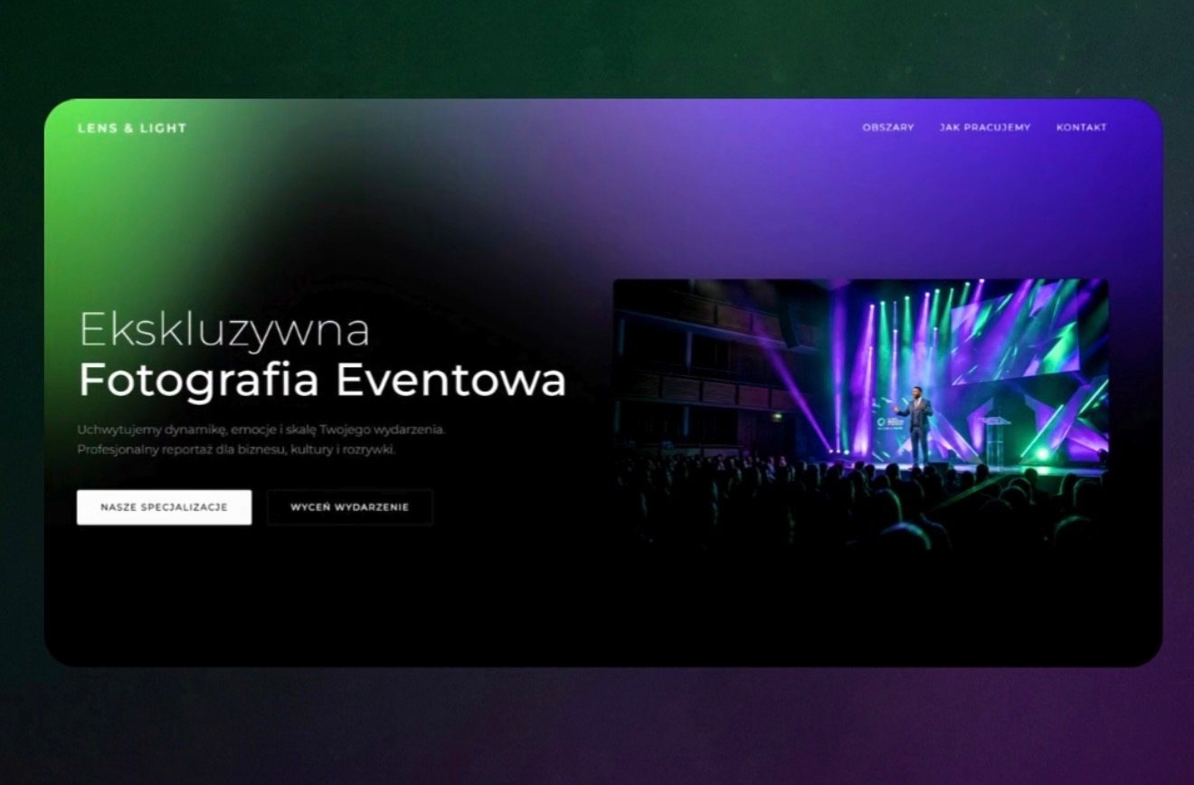 Strona internetowa z nagłówkiem 'Ekskluzywna Fotografia Eventowa'. Zdjęcie z konferencji, scena oświetlona reflektorami, prelegent na scenie, publiczność.