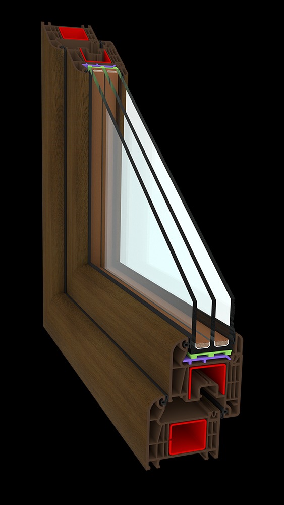 Przekrój okna PCV z trzema szybami, ukazujący wewnętrzną konstrukcję profilu w kolorze drewna, uszczelki i komory powietrzne na czarnym tle.