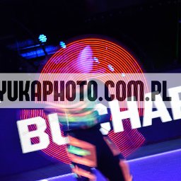 YUKA PHOTO&PR - Rozmazane światła tworzą okrągły wzór na ciemnym tle, z widocznym napisem 'YUKAPHOTO.COM.PL' i 'BUCHAREST'. Dynamiczne ujęcie z efektem długiej ekspozycji.