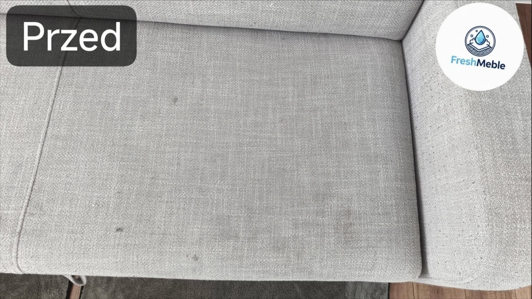 Szara kanapa z widocznymi plamami i napisem 'Przed', prezentująca stan tapicerki przed praniem. W prawym górnym rogu logo firmy FreshMeble.