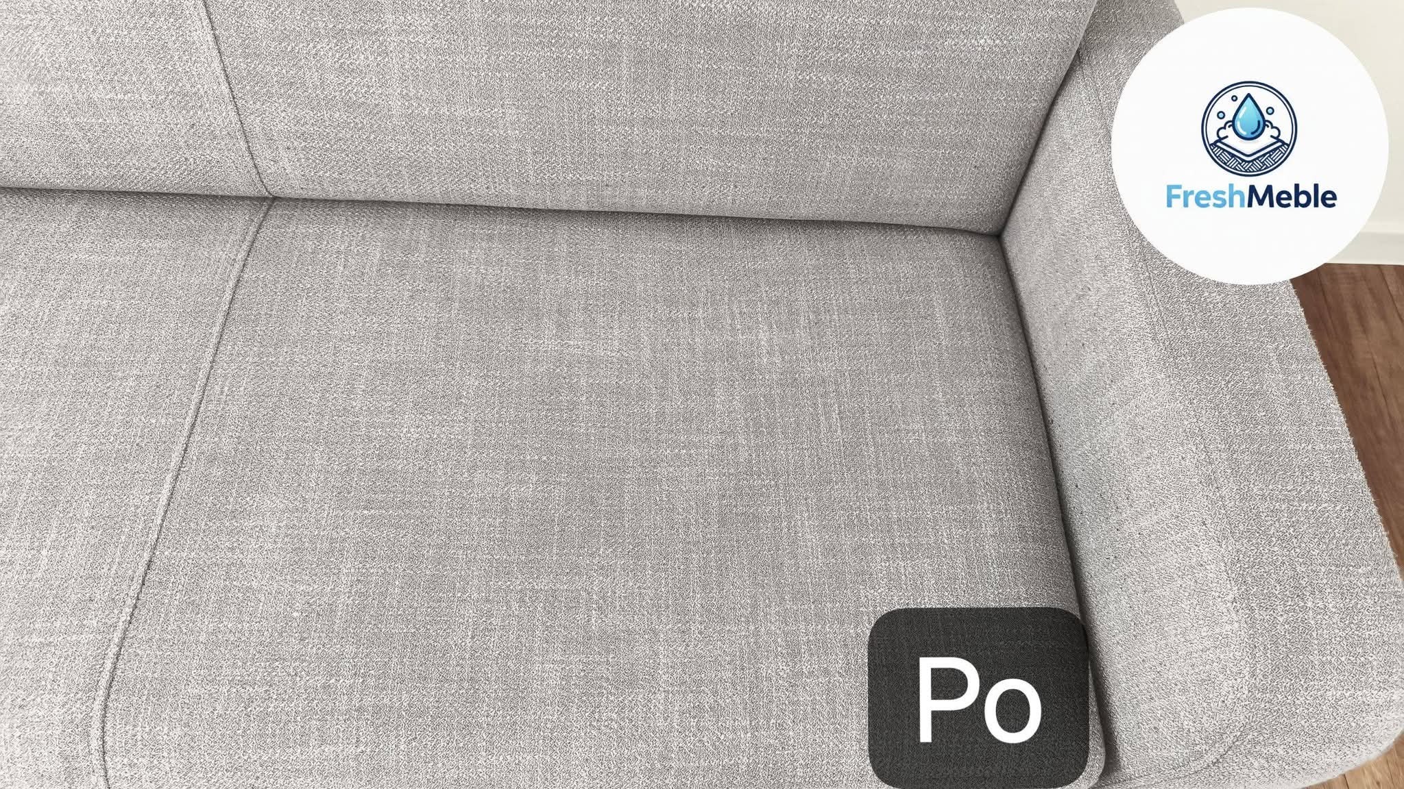 Szczegółowy widok wyczyszczonej, szarej tapicerki kanapy z oznaczeniem 'Po' w Myszyniec. Widoczna faktura materiału i logo firmy FreshMeble w prawym górnym rogu.