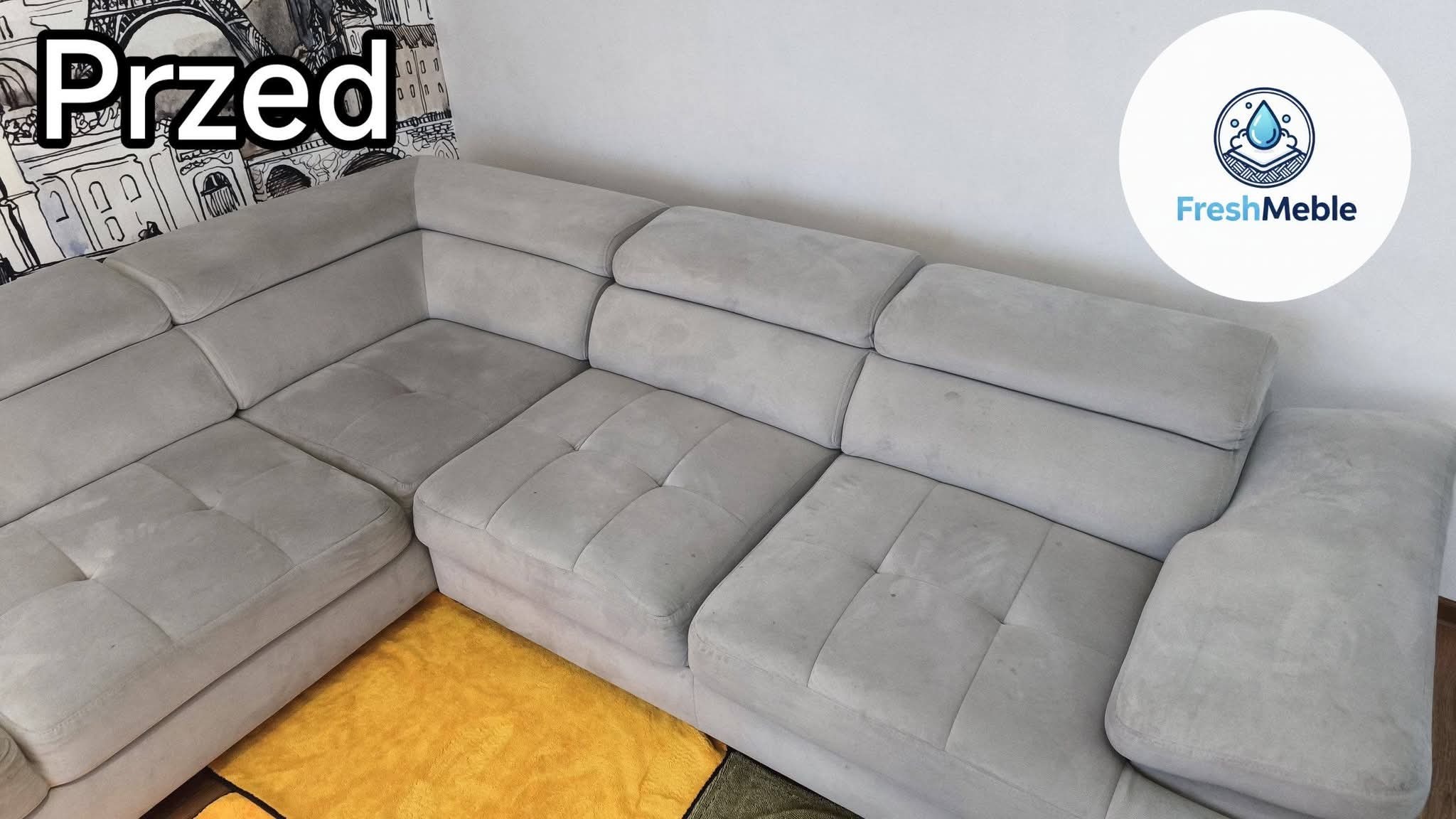 Szara, narożna kanapa z widocznymi plamami i napisem 'Przed', sugerująca stan przed czyszczeniem tapicerki. W tle logo firmy FreshMeble.