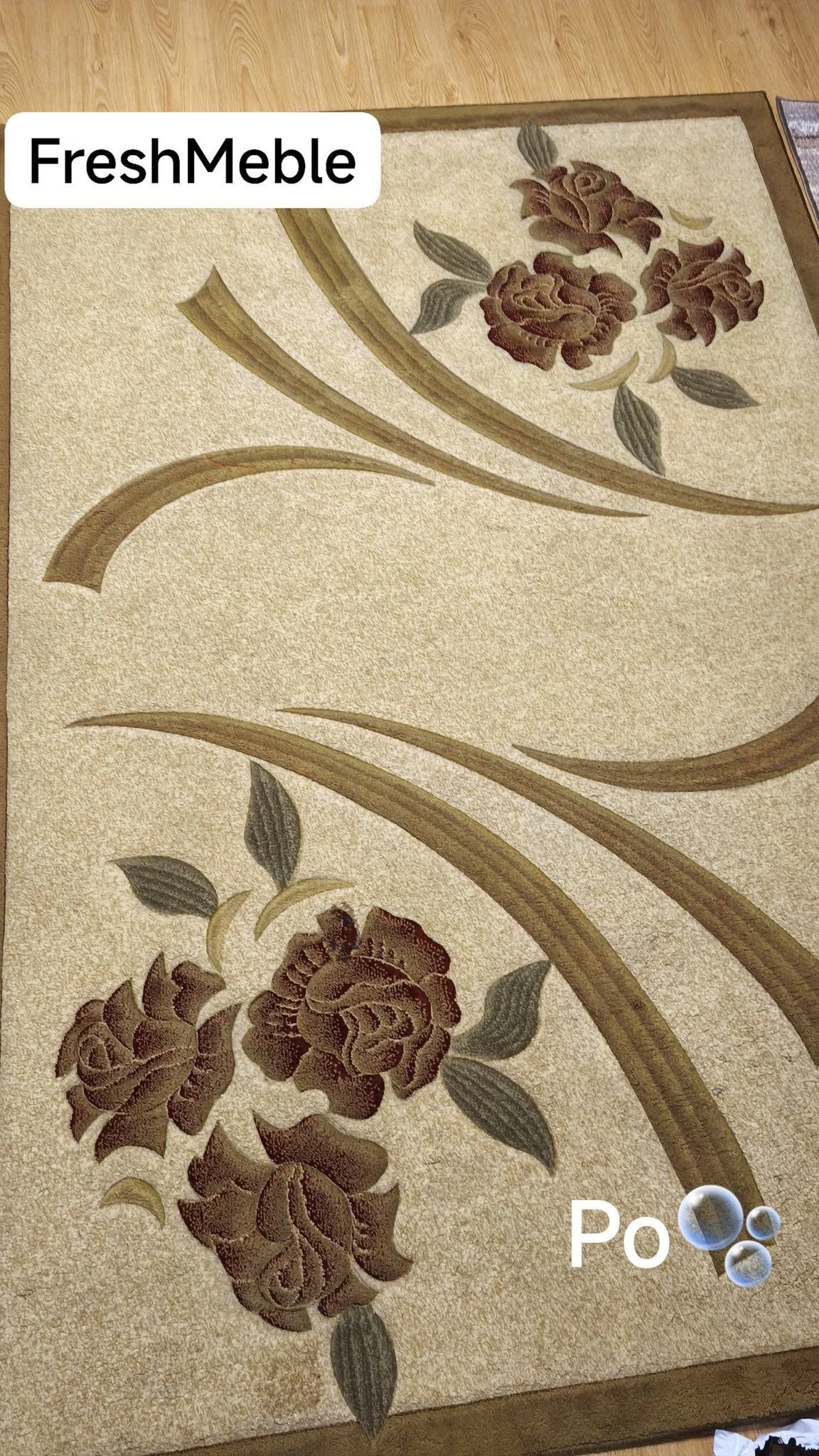 Beżowy dywan z brązowymi kwiatami i liśćmi, widoczne logo 'FreshMeble' i napis 'Po', sugerujący efekt czyszczenia.