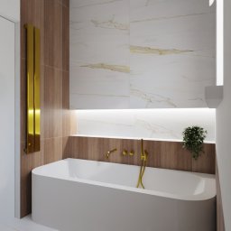 Lofera - Nowoczesna łazienka z białą wanną, złotą armaturą i marmurowymi płytkami. Minimalistyczny design z akcentami drewna i roślin. Oświetlenie LED podkreśla elegancję wnętrza.
