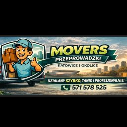 Movers Przeprowadzki - Transport Katowice i okolice - Grafika reklamowa firmy Movers z Katowic oferującej przeprowadzki. Uśmiechnięty mężczyzna z kartonami na tle panoramy miasta i busa. Numer telefonu: 571 578 525.