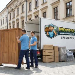 Movers Przeprowadzki - Transport Katowice i okolice - Trzech mężczyzn w niebieskich koszulkach przenosi drewnianą szafę do białej furgonetki z logo firmy przeprowadzkowej na tle kamienicy.