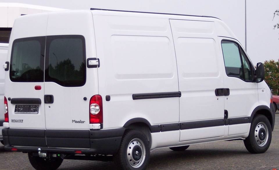Biały Renault Master z zabudową kontenerową, widok z tyłu i boku, z widocznym hakiem holowniczym. Idealny do transportu mebli i przeprowadzek.