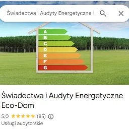 Adam Frąk Eco-Dom SE - Graficzne przedstawienie klasy energetycznej budynku na tle krajobrazu, z zaznaczonymi poziomami od A do G w formie kolorowych strzałek.