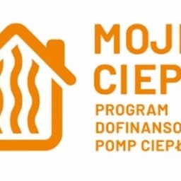 Adam Frąk Eco-Dom SE - Pomarańczowe logo programu 'Moje Ciepło' z symbolem domu i ciepła, promującego dofinansowanie pomp ciepła. Minimalistyczny design na białym tle.