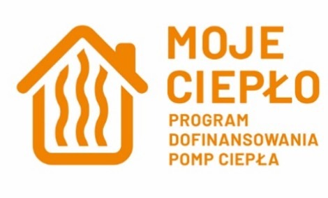 Pomarańczowe logo programu 'Moje Ciepło' z symbolem domu i ciepła, promującego dofinansowanie pomp ciepła. Minimalistyczny design na białym tle.