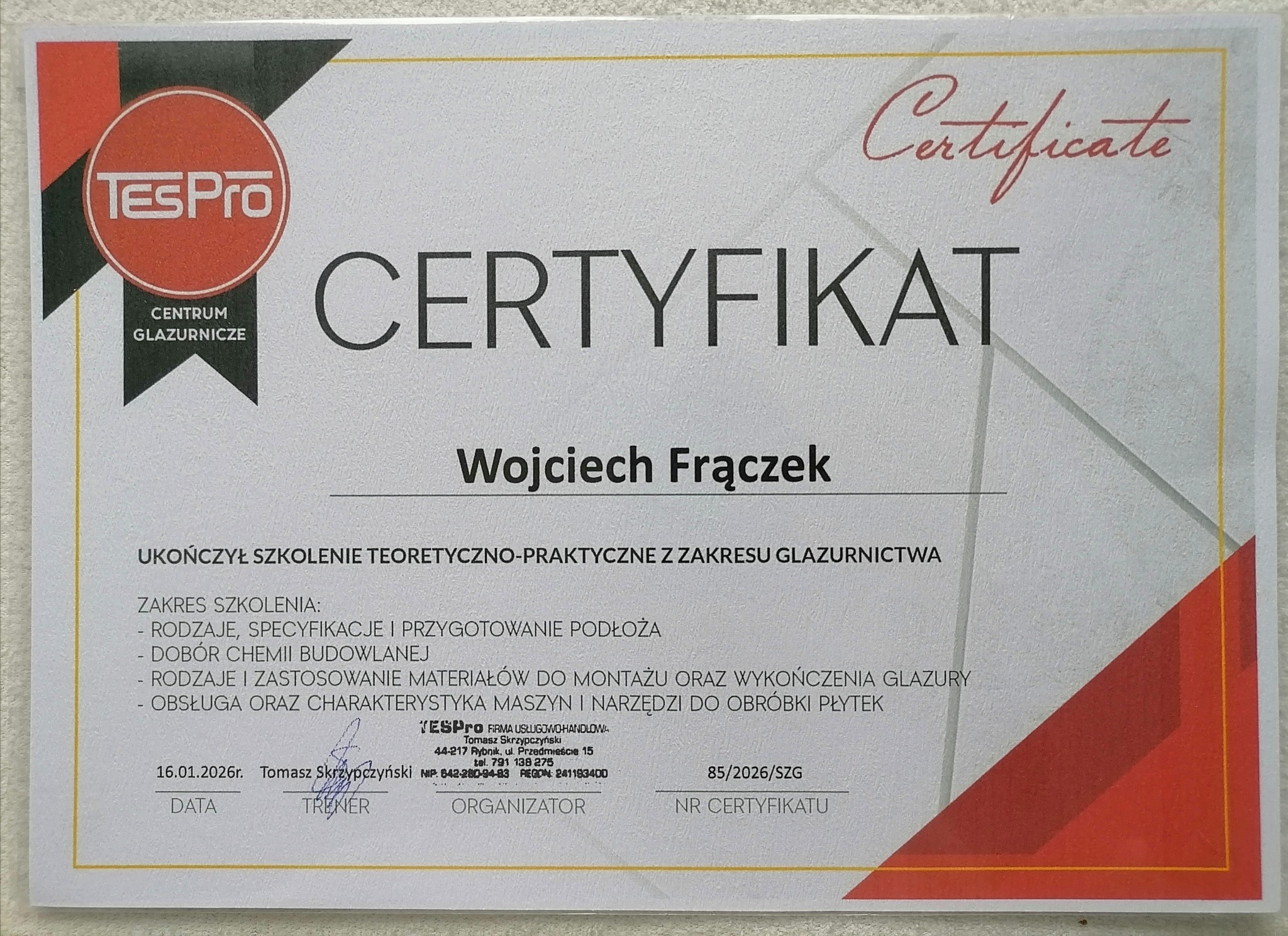 Certyfikat ukończenia szkolenia glazurniczego Wojciecha Frączka, wydany przez TesPro. Dokument z datą, podpisami i zakresem szkolenia.