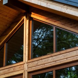 Okna drewniane o nietypowym kształcie. 