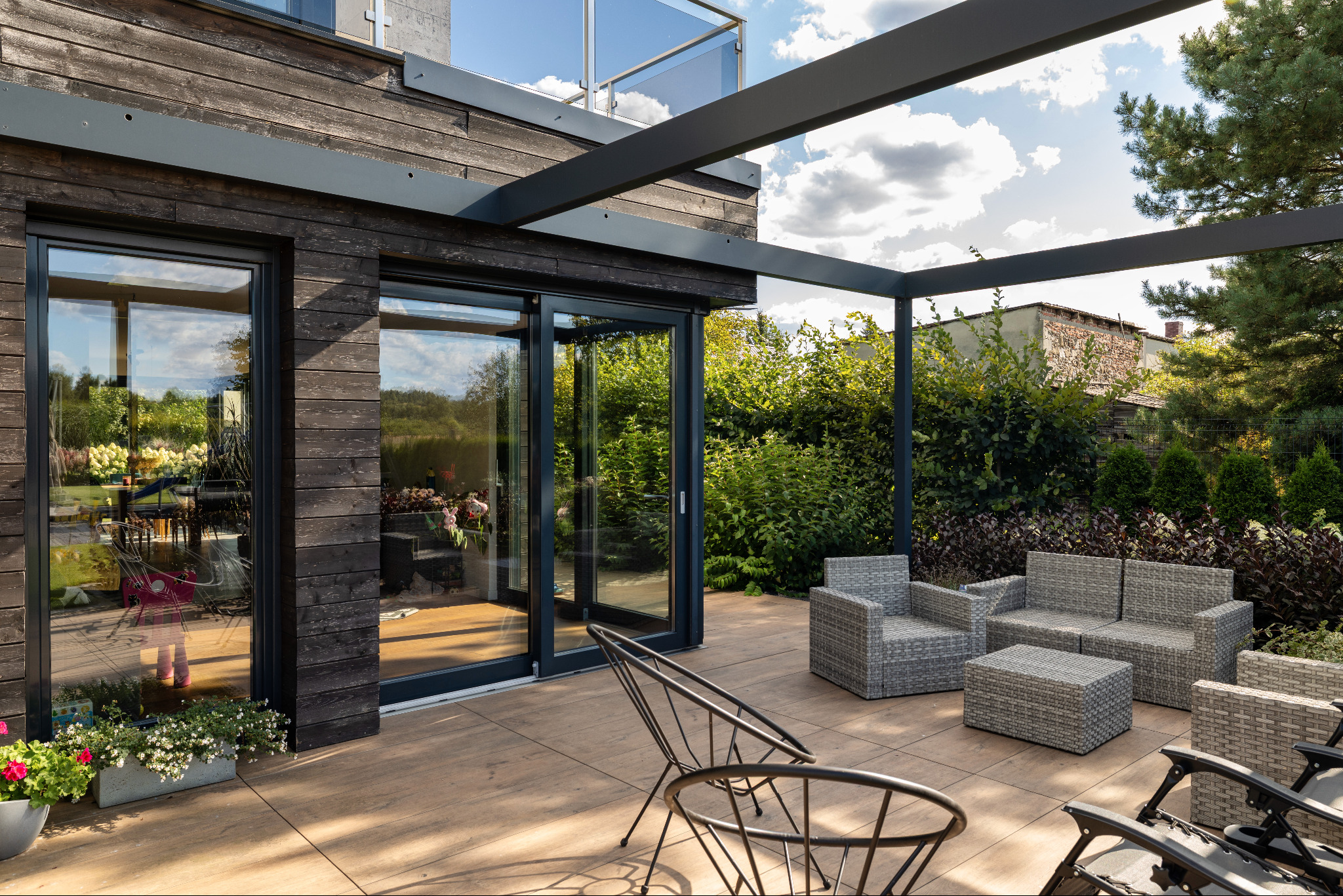 Okna drewniane meranti w osłonie aluminiowej.