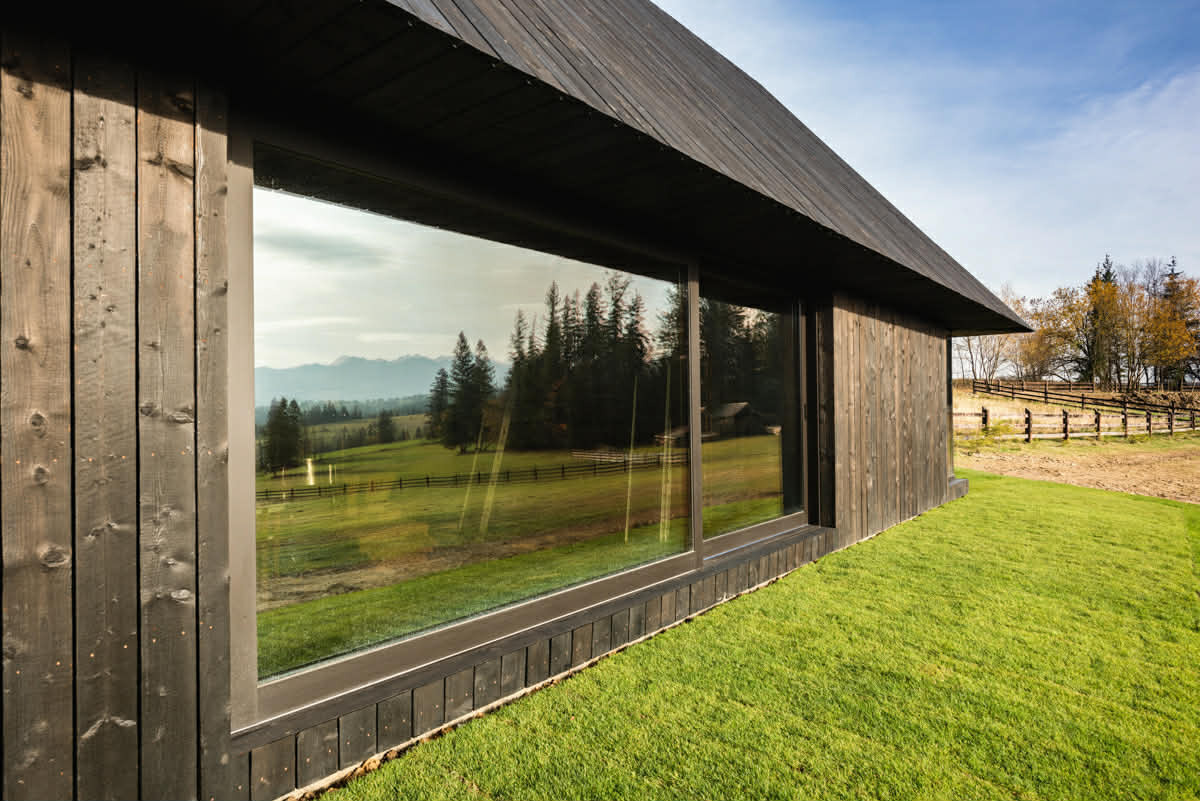 Nowoczesne okna drewniane w osłonie aluminiowej.